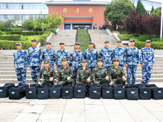 永利官网31名大学生光荣入伍