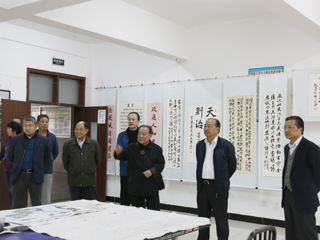 【喜迎十九大】永利官网举行“歌颂大中华 喜迎十九大”老年书画展