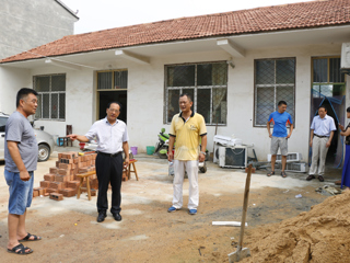 校党委书记王磊一行看望慰问永利官网驻毛雷庄村扶贫工作队干部