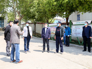 陈英副市长来永利官网附属实验中学巡查高三、初三返校复学工作