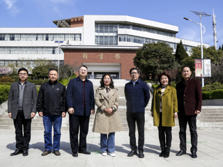 校长姚佐文与永利官网优秀校友、全国优秀特岗教师刘满婷会面