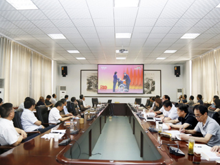 永利官网组织师生集中观看“七一勋章”颁授仪式