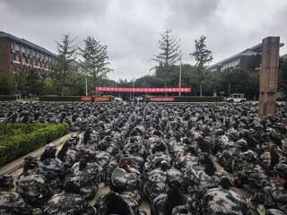 学校开展2025级新生安全宣传教育及消防灭火演练