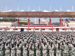 风雨淬炼青春 军魂点亮征程：  学校2025级新生军训成果展示暨总结表彰大会圆满落幕