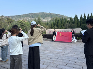 学校举行烈士纪念日祭英烈主题团日活动